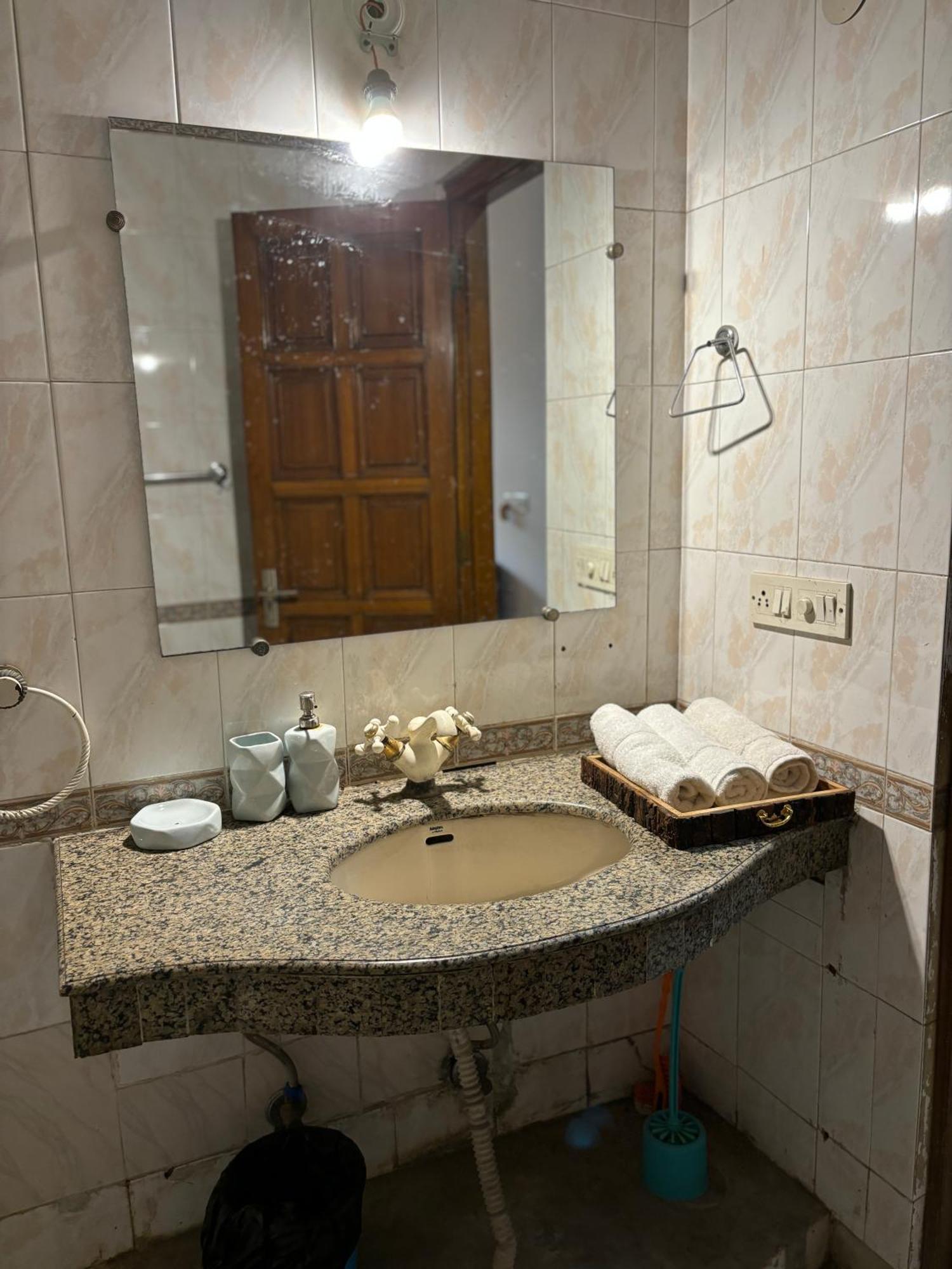 Atharva'S Homestay By Goaround Homes - Nehru Enclave Metro, South Delhi New Delhi Luaran gambar