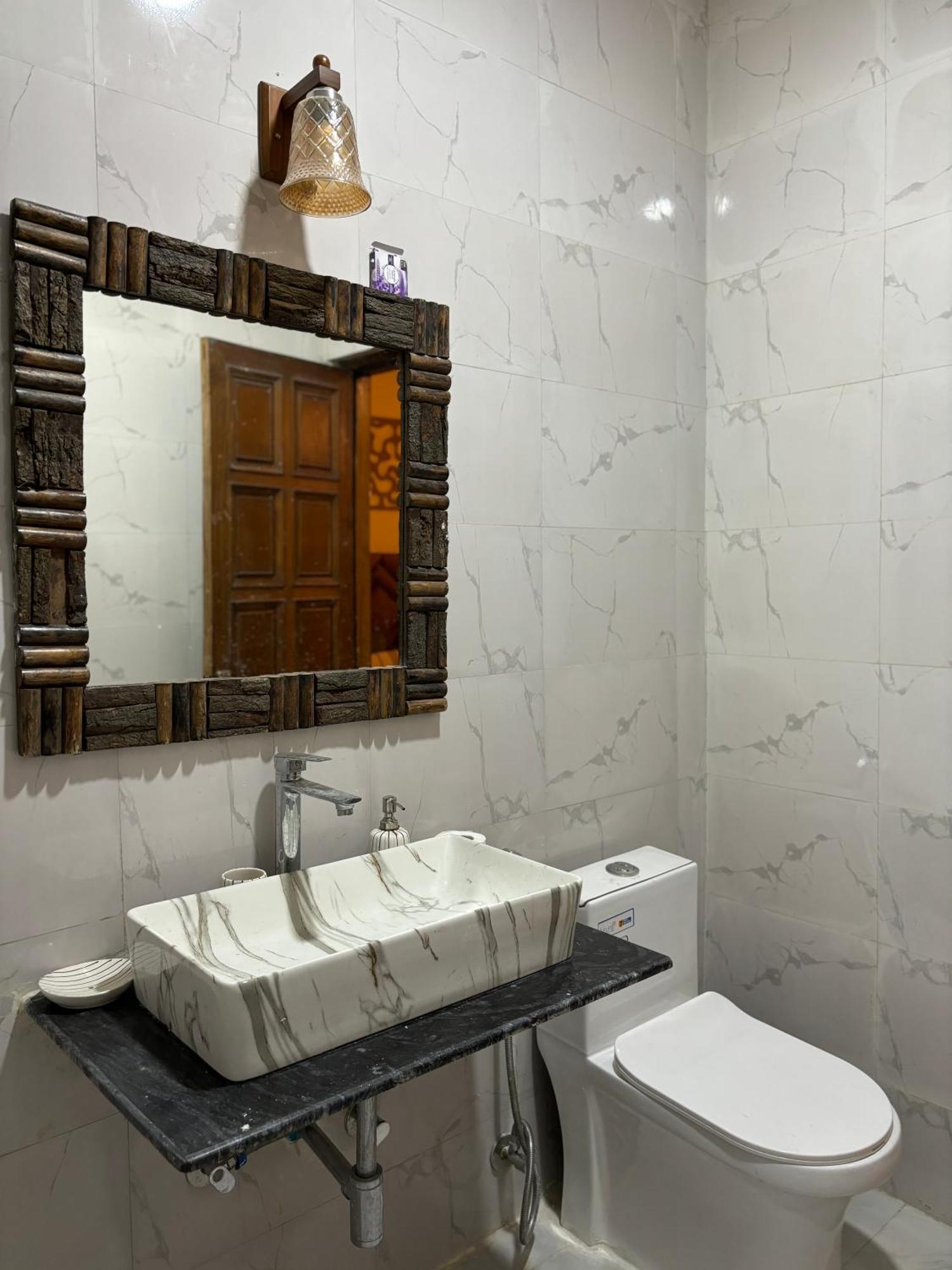 Atharva'S Homestay By Goaround Homes - Nehru Enclave Metro, South Delhi New Delhi Luaran gambar